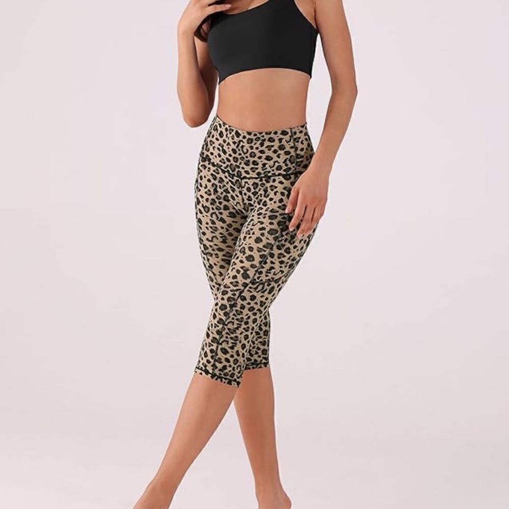 ODODOS High Waisted Yoga Capris with Pockets, Tummy Athletic Running Leggings S